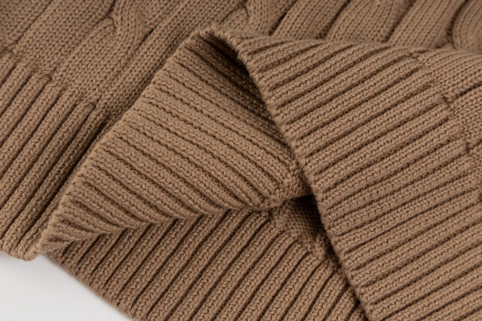 P210 #R90 RALPH LAUREN Thirteen colors of Ralph Lauren classic small label embroidery V-neck pullover cable cardigan sweater women's top, high-density LOGO embroidery on the chest, original customization of tag accessories. Made of pure cotton yarn, pure cotton is skin-friendly and comfortable, small label war horse embroidered twist button V-neck sweater🐎High quality, follow the blogger to learn how to wear it! Let’s buy a Ralph Lauren cable sweater. It’s a super hard-to-find series after it became popular. It’s hard to find one on the official website. It’s simple and practical to wear, with a lazy and loose feel. The thickened fabric has more texture, feels soft and delicate, and has a loose fit. Whether worn alone or layered, you can wear different styles of fashion with just one piece!   Size： Sleeve length: 60/61/62/63